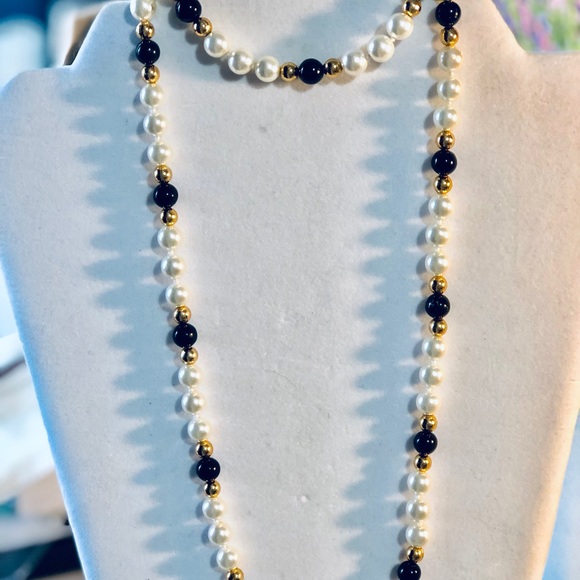 Jewelry - Vintage Black and White bead Necklace
